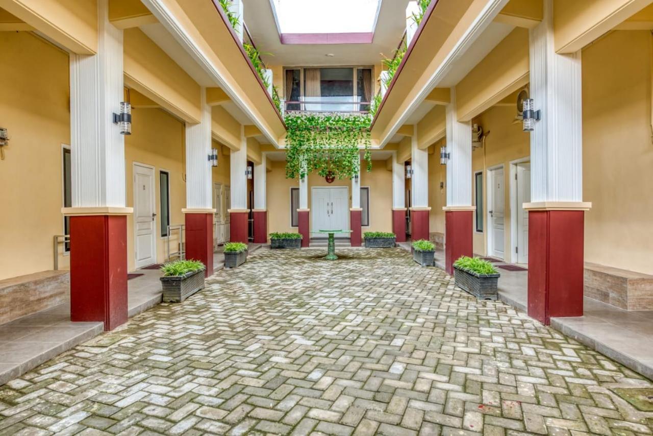 Reddoorz Syariah Near Kebon Rojo Park Blitar Hotel Exterior foto